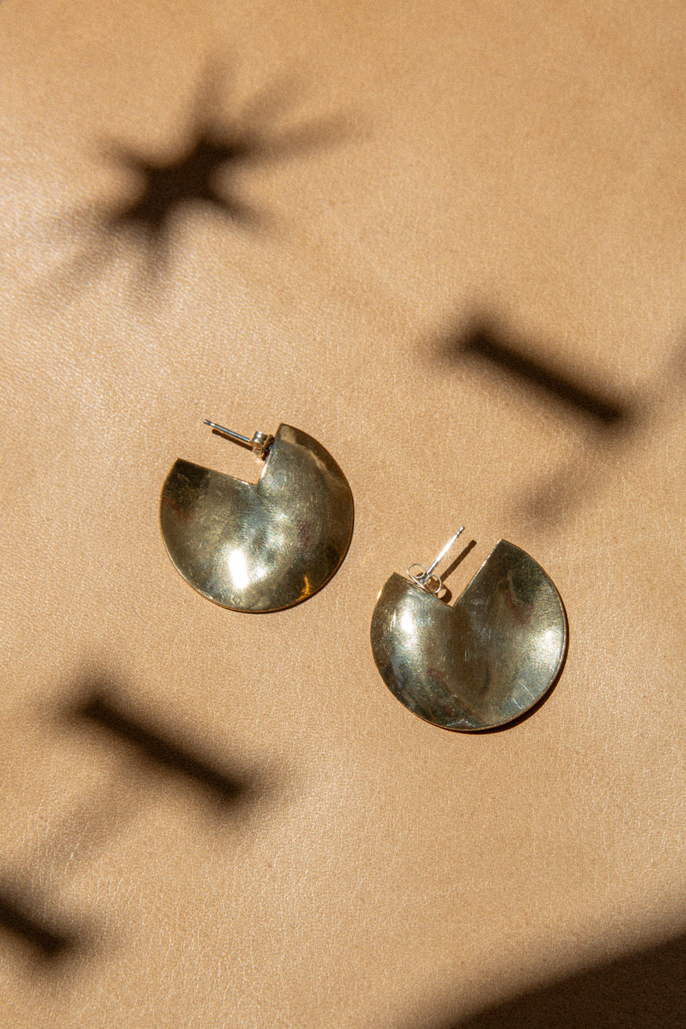 Isamu Disk Earrings - Brass